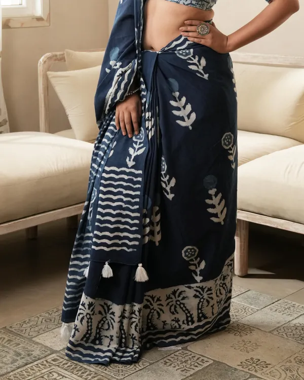 Indigo_Cotton_Parecha_Border_Dabu_Print_Mul_Saree_For_Women